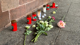 Anteilnahme zeigt sich durch die Blumen und Kerzen, welche am Bahnhof Landstuhl abgelegt wurden.
