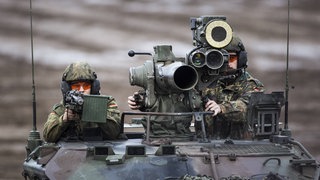 Bundeswehübung Baumholder: Zwei Soldaten auf einem Wiesel. (Symbolbild)