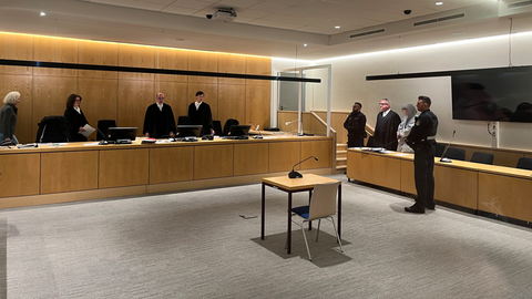 Ein Gerichtssaal im Landgericht Zweibrücken von innen, man sieht Richter und Angeklagten