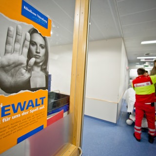In der Notaufnahme kommt es häufig zu brenzligen Situationen zwischen Patienten und Pflegern. | Gewalt gegen Pflegekräfte