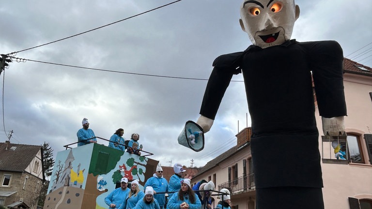 Fastnacht: Mehr als ein Dutzend Wagen zogen am Dienstag durch die Straßen in Niedermoschel.