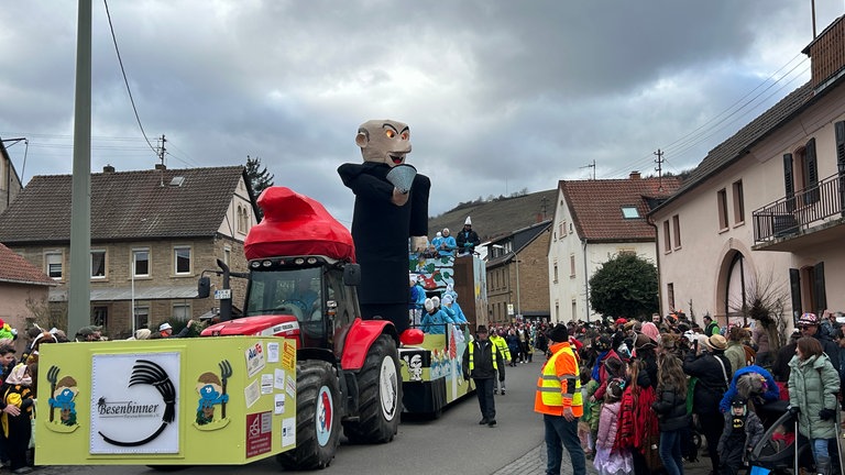 Fastnacht: Mehr als ein Dutzend Wagen zogen am Dienstag durch die Straßen in Niedermoschel.