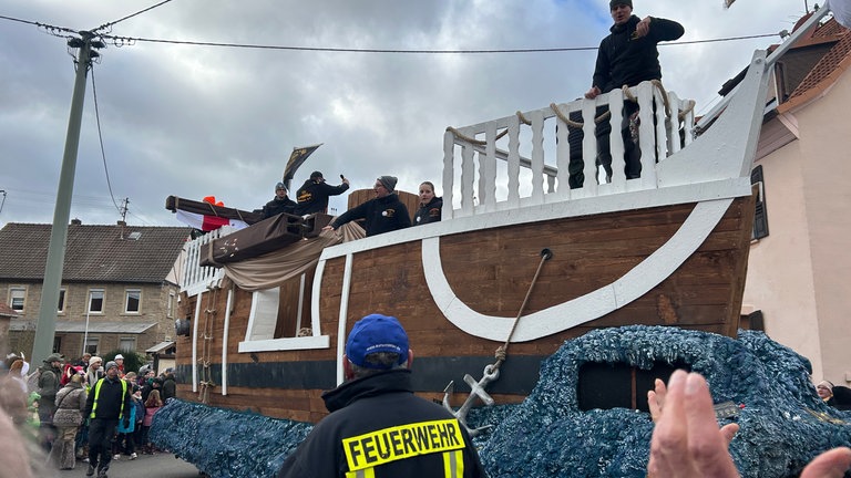 Fastnacht: Mehr als ein Dutzend Wagen zogen am Dienstag durch die Straßen in Niedermoschel.