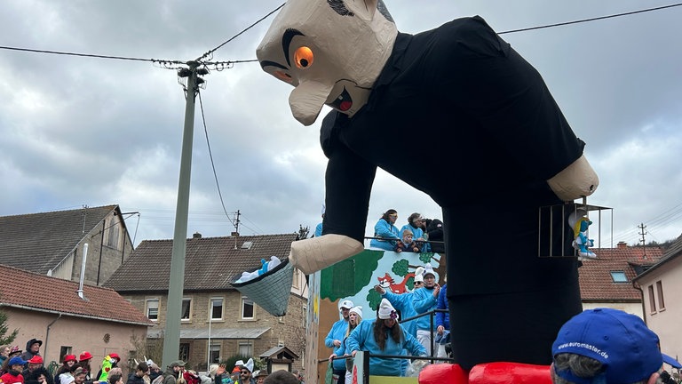 Fastnacht: Mehr als ein Dutzend Wagen zogen am Dienstag durch die Straßen in Niedermoschel.