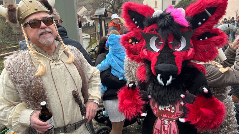 Fastnacht: Mehr als ein Dutzend Wagen zogen am Dienstag durch die Straßen in Niedermoschel.