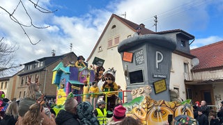 Fastnacht: Mehr als ein Dutzend Wagen zogen am Dienstag durch die Straßen in Niedermoschel.