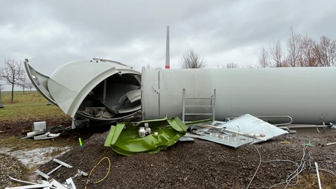 Bevor das Windrad in der Südwestpfalz gesprengt wurde, wurden einige Teile abmontiert. 