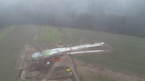 Die Reste eines Windrades: In der Südwestpfalz wurde am Donnerstag ein 90-Meter-Turm eines Windrades gesprengt. 