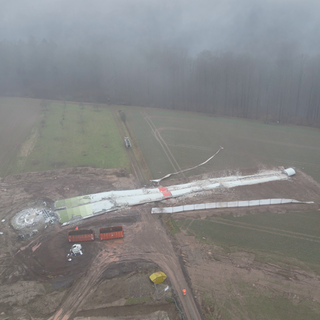 Die Reste eines Windrades: In der Südwestpfalz wurde am Donnerstag ein 90-Meter-Turm eines Windrades gesprengt. 