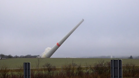 Ein Windrad in Höheinöd im Kreis Südwestpfalz neigt sich nach der Sprengung zur Seite