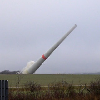 Ein Windrad in Höheinöd im Kreis Südwestpfalz neigt sich nach der Sprengung zur Seite