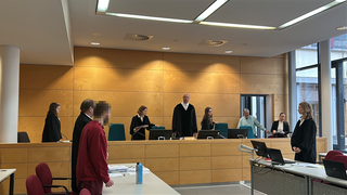Ein Gerichtssaal mit Gericht, Angeklagtem und Staatsanwaltschaft - Prozess um Messerangriff von Schallodenbach