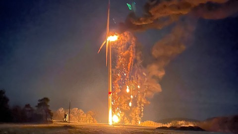 In der Nacht ist die Feuerwehr zu einem brennenden Windrad bei Lauterecken gerufen worden. 