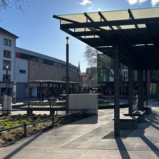 Der Tatort am Fackelbrunnen in Kaiserslautern. Hier wurden am Samstagabend zwei junge Männer mit Messerstichen lebensbedrohlich verletzt.
