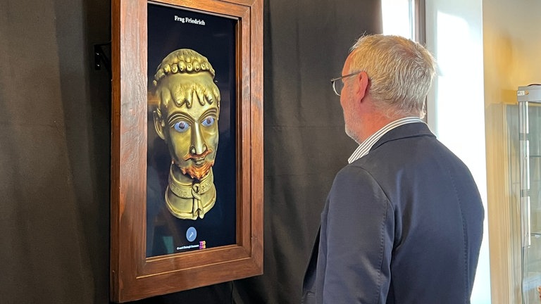 Im Stadtmuseum Kaiserslautern können Besucher mit Kaiser Friedrich Barbarossa reden