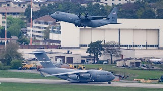 Ein Flugzeug auf der Air Base Ramstein hebt ab, ein anderes steht am Boden