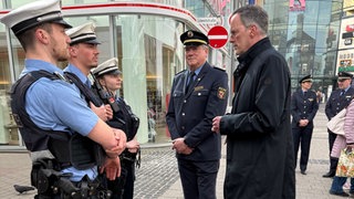 Michael Ebling und Hans Kästner in Kaiserslautern vor anderen Polizisten - in der Innenstadt wird eine Waffenverbotszone eingerichtet