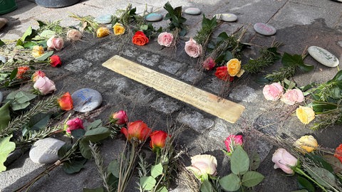 Die Röhmschule in Kaiserslautern hat eine Stolperschwelle in Gedenken an eine jüdische Klasse erinnert.