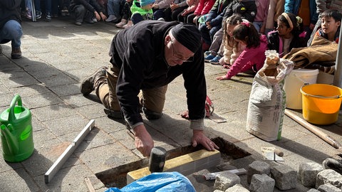 Die Röhmschule in Kaiserslautern hat eine Stolperschwelle in Gedenken an eine jüdische Klasse erinnert.