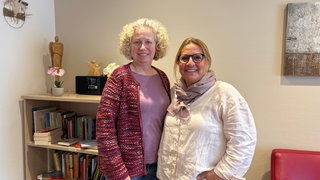 Martina Pfiffi und Anke Meyer informieren Menschen über Hilfsangebote bei einer tödlichen Diagnose.