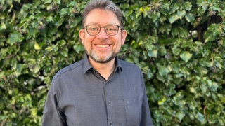 Schulleiter Marco Schneider wird wegen einer Deomstration von rechten Gruppen angefeindet. 