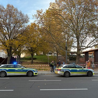 Ein Einsatz der Polizei vor dem Rathaus Kaiserslautern: Ein Mann wurde dort schwer verletzt.