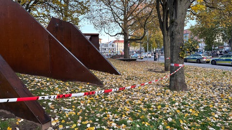 Ein Einsatz der Polizei vor dem Rathaus Kaiserslautern: Ein Mann wurde dort schwer verletzt.