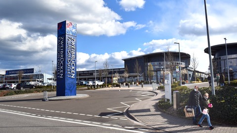 Gefährliche Flucht: Ein Ladendieb ist vom Outlet Zweibrücken quer über die A8 gerannt.