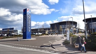 Gefährliche Flucht: Ein Ladendieb ist vom Outlet Zweibrücken quer über die A8 gerannt.