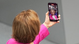 Die AfD weiß Social Media gut zu nutzen, sagt der Kommunikationsexperte Daniel Stenger. Hier nimmt Beatrix von Storch ein Video auf. 