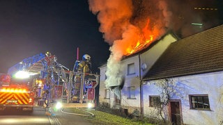Das Haus im Kreis Kaiserslautern stand am Donnerstagabend komplett in Flammen.