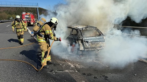 Auf der A63 bei Kaiserslautern hat ein Auto lichterloh gebrannt.