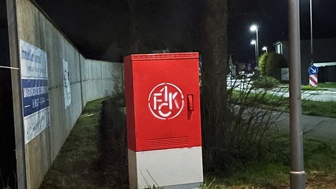 In Hauptstuhl sind mehrere Stromkästen mit FCK-Logo besprüht worden.