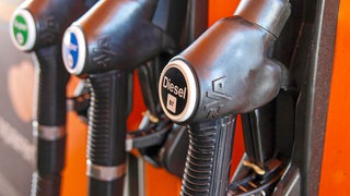 Tanken ist auch nach Ostern teuer.