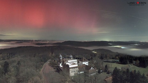 Ein wunderbarer Anblick: Polarlichter, aufgenommen von der Webcam auf dem Potzberg im Kreis Kusel.