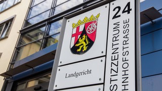 Der Eingang zum Landgericht in Kaiserslautern.