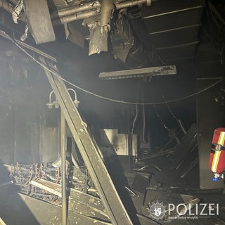 Brandschaden im ehemaligen Krankenhaus in Zweibrücken. Am Samstag hat ein Feuer weite Teile des Gebäudes zerstört.