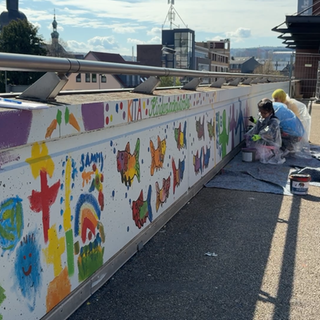 Kinder bemalen Brücke in Kaiserslautern.