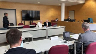 Aufnahme aus dem Prozesssaal des Landgerichts Kaiserslautern. Zum Prozessauftakt bestritt der angeklagte Bauarbeiter die Tat in Kuselü. Jetzt fiel das Urteil.