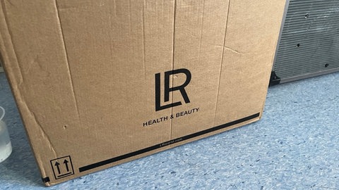 In diesem Karton mit der Aufschrift "Health & Beauty" wurde eine Katze mit ihren Babys ausgesetzt.