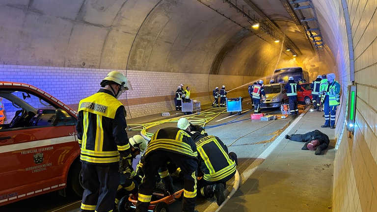 Übung für Notfall im Tunnel Hörnchenberg auf A62 bei Landstuhl.