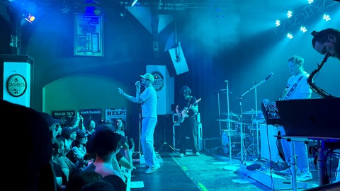 Ein Musikstar hautnah: Sänger Mark Forster mit seiner Band im Live-Musik-Club "Irish House" in Kaiserslautern.