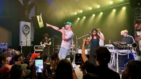 Nicht in Berlin, sondern in der Heimat: Mark Forster und seine Band nutzen die Konzerte in Kaiserslautern, um für die Open-Air-Tour im Sommer zu proben. 