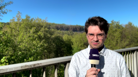 SWR Reporter Lars-Henrik Wacker berichtet vom Waldbrand an der A63
