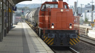 Ein Güterzug am Hauptbahnhof in Kaiserslautern (Symbolbild). Nach einem Angriff ist ein Mann von einem Güterzug mitgeschleift worden.