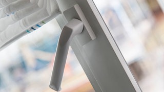Aus einem Fenster eines Mehrfamilienhauses in der Slevogtstraße in Kaiserslautern hat jemand Urin auf zwei Mitarbeiter der Müllabfuhr gekippt.
