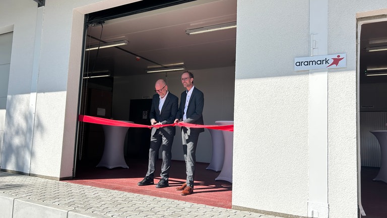 Ab dem 1. Mai liefert die Firma Aramark etwa 3.000 Essen täglich ins Westpfalz-Klinikum. Das neue Verteilerzentrum ist offiziell eröffnet.