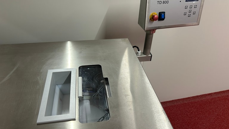 Etwa 3.000 Bestecke und Servietten werden in dieser Maschine voll automatisch gewickelt.