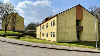 Eines der Häuser der AfA Kusel auf dem Windhof. In der Erstaufnahmeeinrichtung in Kusel leben derzeit rund 300 Menschen. 