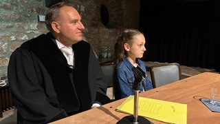 Eiskalter Mord oder doch Notwehr? Die Theater-Inszenierung Hänsel und Gretel vor Gericht in Kaiserslautern bringt dem Publikum viele Aha-Momente.